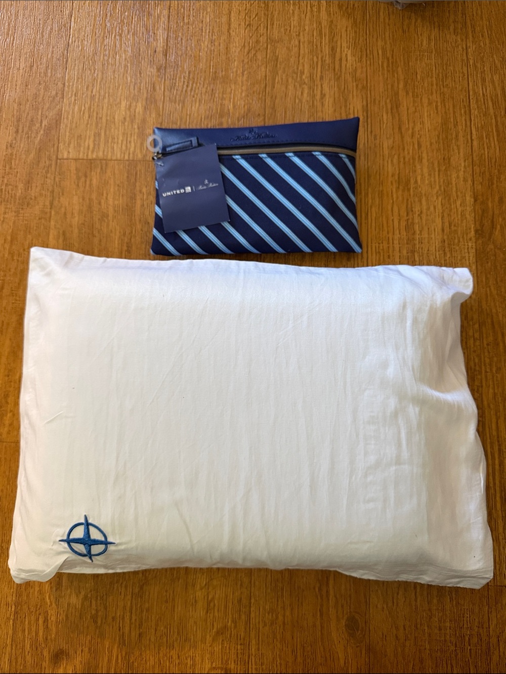 UNITED AIRLINES MEMORY FOAM GEL PILLOW POLARIS BROOKS BROTHERS WALLET BAG PURSE - Picture 5 of 6